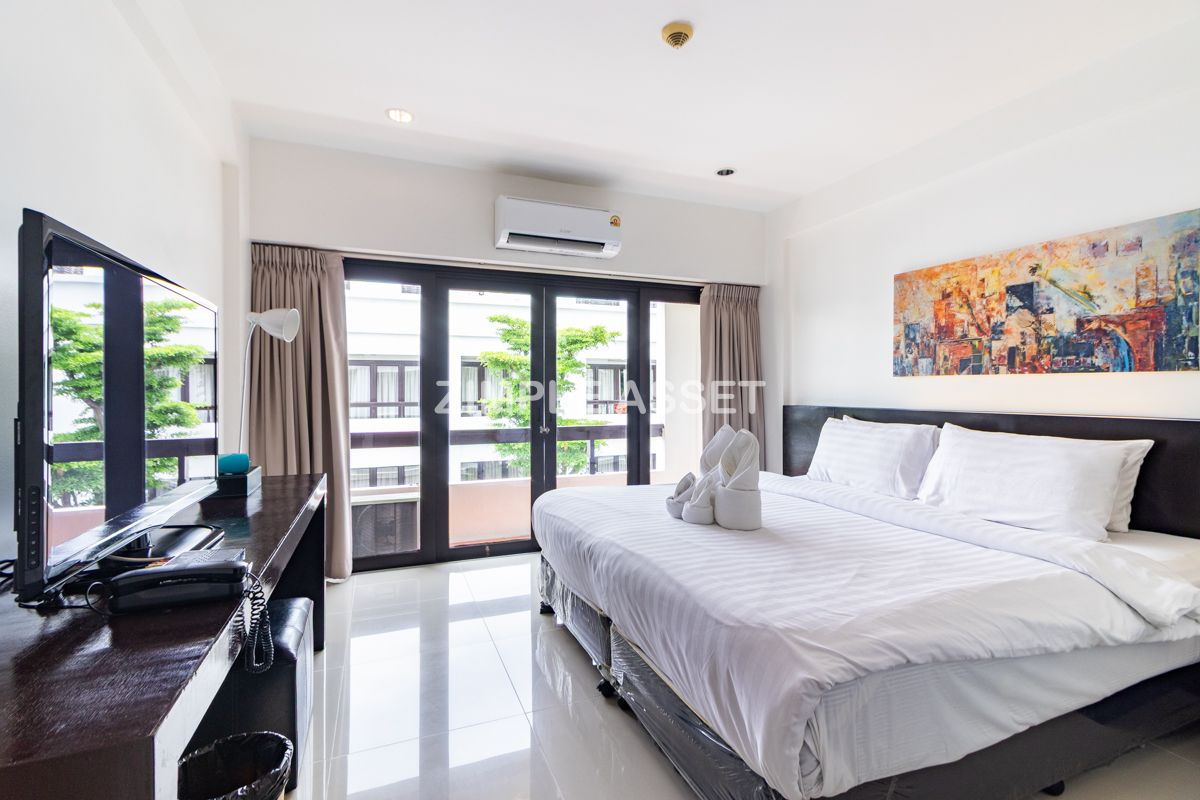 Line ID: @zimple_asset ZA90065 Residence style Resort on Si Yan Road. Hotel-standard service with a modern swimming pool, in a peaceful atmosphere and conveniently located. Available for both short-term and long-term stays.