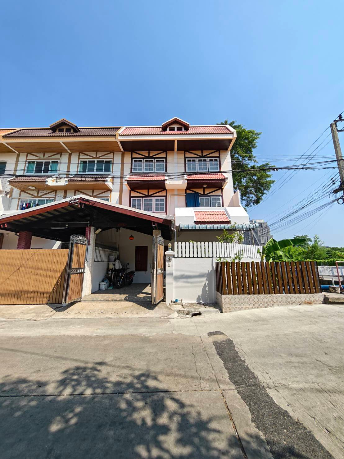 Best price for sale, 3-story townhouse, Soi Phetkasem 3 and 5/1, corner house, newly renovated, private.