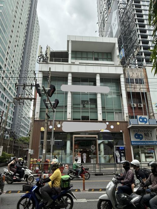 For Sale: 5.5-Storey Commercial Building ❗️ Located on Asoke Road ❗️📏 Land area 61 sq.w. 🔴 Red Zone 🚝 Near MRT Phetchaburi, BTS Asoke