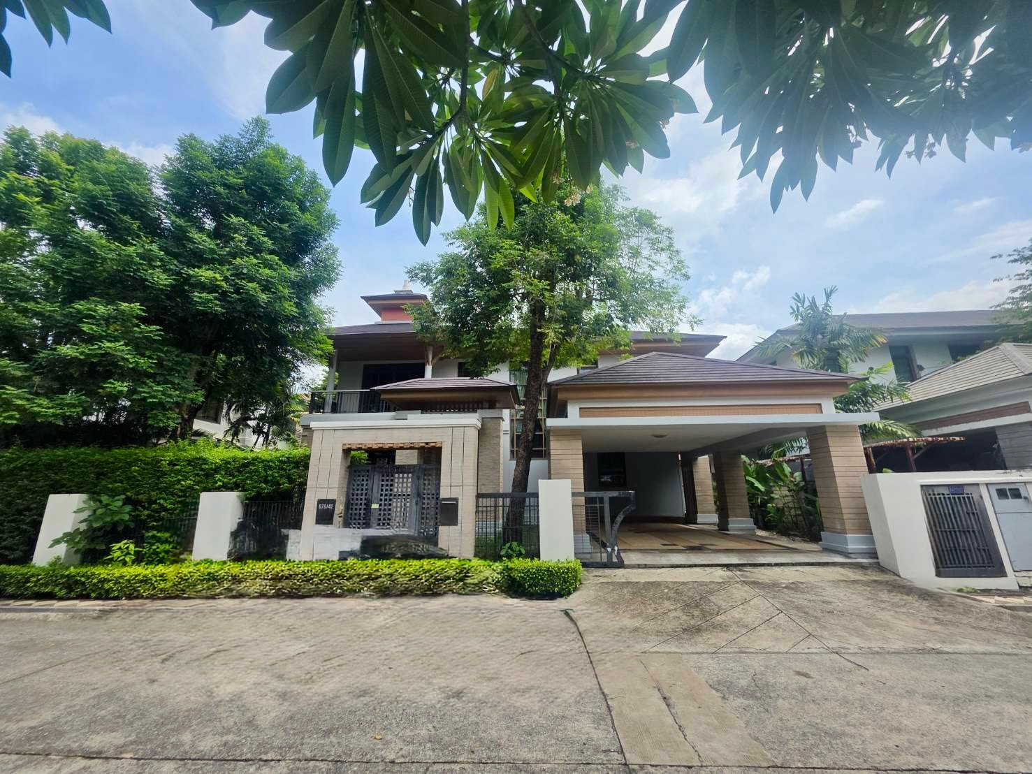 Narasiri Pattanakarn-Srinakarin: 110SQWAH 350SQM. 4BED 4BATH 100,000/MTH. AM: 0656199198 Narasiri Pattanakarn-Srinakarin: 110SQWAH 350SQM. 4BED 4BATH 100,000/MTH. AM: 0656199198