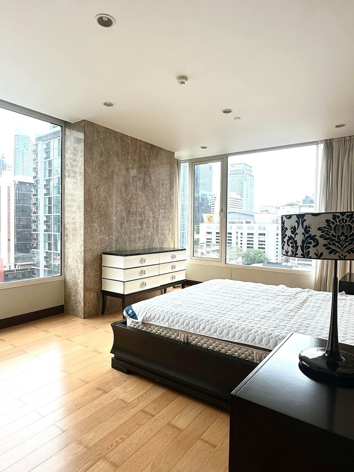 ♦ Pet Friendly ♦ ชั้น 05+ 145.00 ตร.ม. | 2 ห้องนอน 2.5 ห้องน้ำ | ใกล้ Central Embassy 2 นาที, Gaysorn Village 3 นาที, Central World 4 นาที – รูปที่ 2