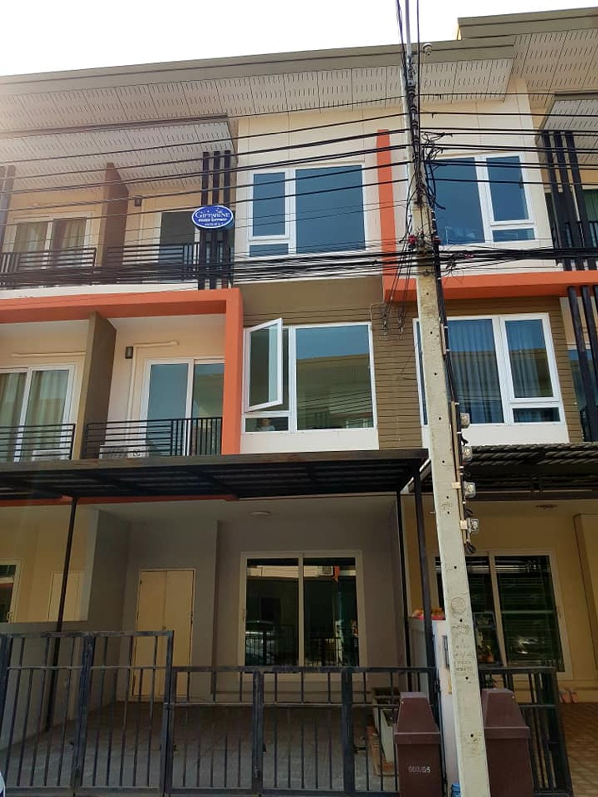 ให้เช่าบ้านทาวน์โฮม 3 ชั้น เดอะ ทรัสต์ เกษตรนวมินทร์-นวลจันทร์ Tel. 099-998-3897 ให้เช่าบ้านทาวน์โฮม 3 ชั้น เดอะ ทรัสต์ เกษตรนวมินทร์-นวลจันทร์ Tel. 099-998-3897