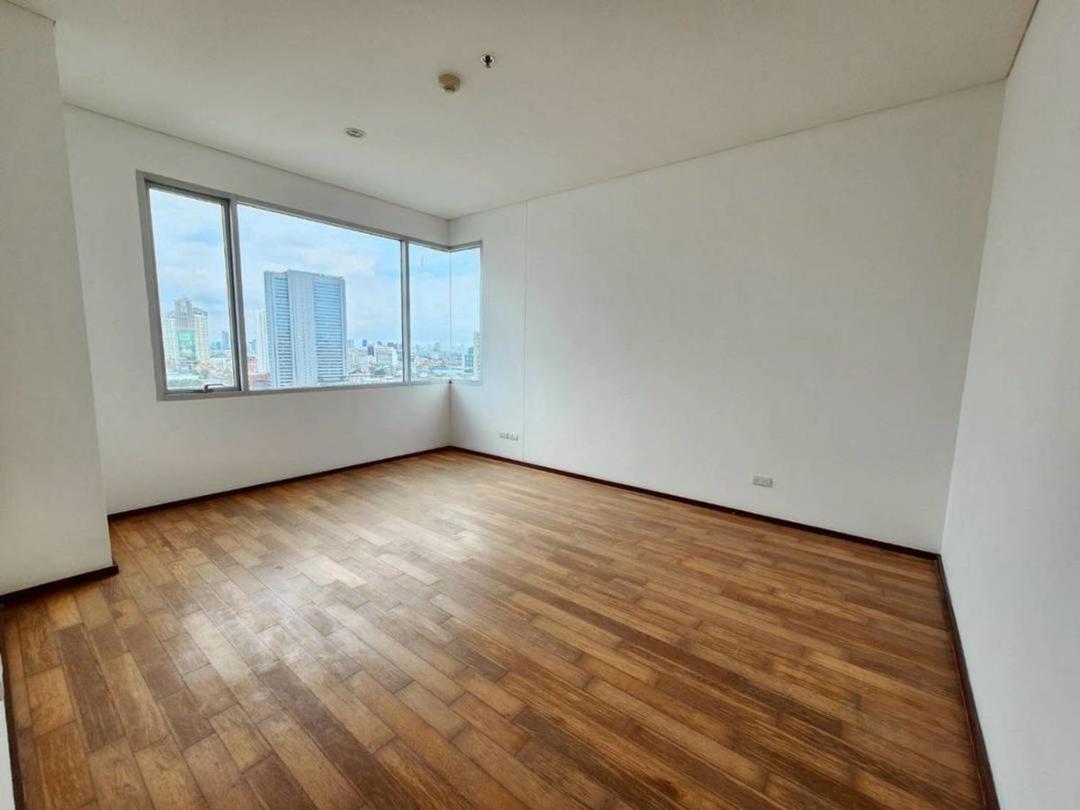 sell!! Condo Villa Sathorn, near BTS, Krung Thon Buri, high floor, city view