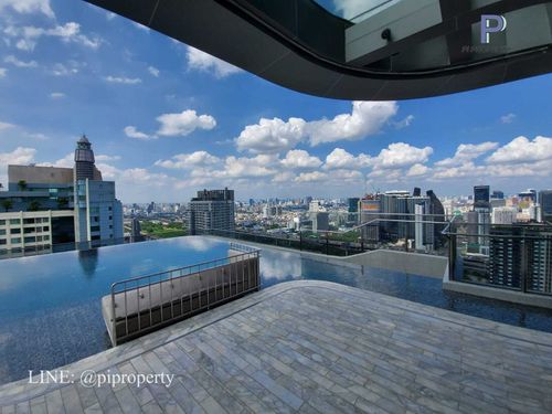 MRT 0 meter luxury condo 2 Bedrooms unit for rent in The Esse at Singha Complex. Spacious layout with a bathtub bathroom. Fully furnished and ready to move in.