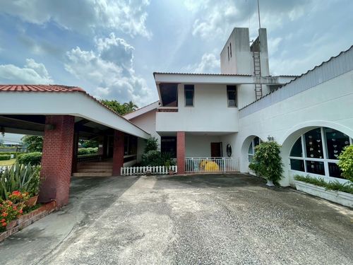 Land for sale with 3 rai of house on the main road, beautiful location, Chon Buri, Baan Bueng, happy to serve, ready to consult free loans