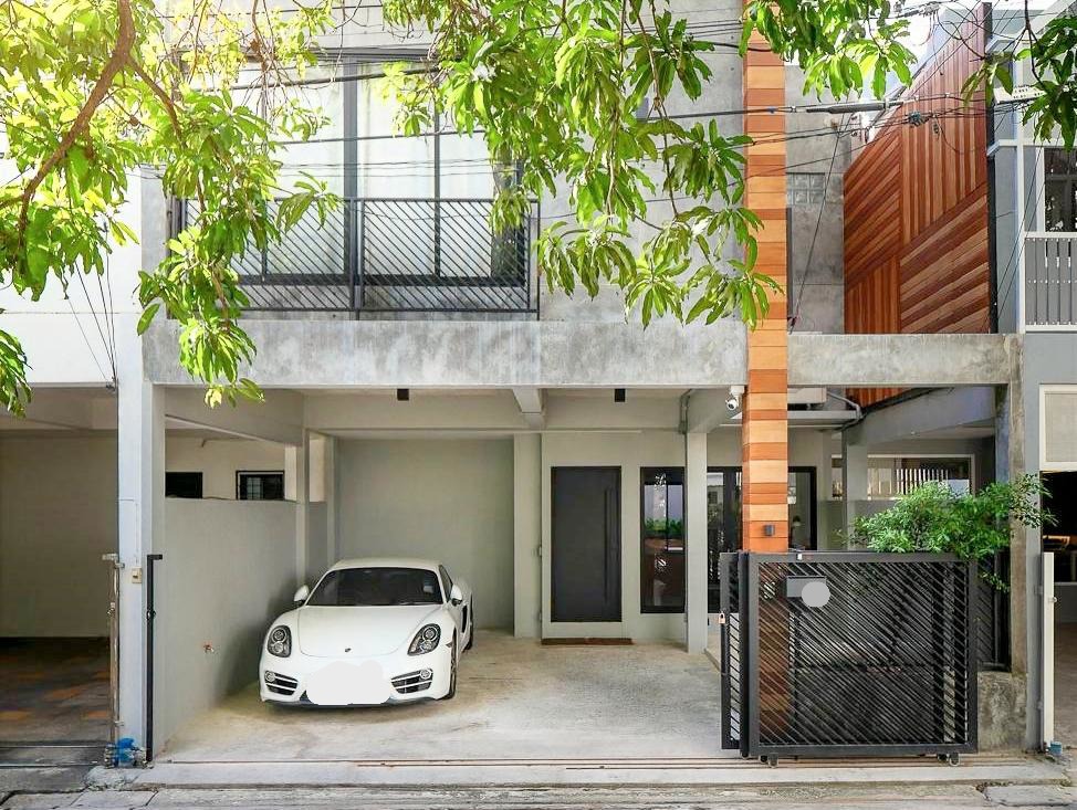🔥Urgent Sale+🔥Townhome Sukhumvit 49, near BTS Phrom Phong, fully furnished, ready to move in, pets allowed.