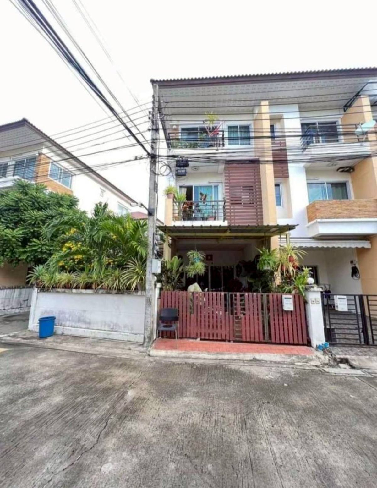 ทาวน์โฮม 3 ชั้น 4 นอน ห้องมุม พื้นที่เยอะ บ้านร่มรื่น ทำเลดี ใกล้รถไฟฟ้า มีรถสองแถวผ่าน ทาวน์โฮม 3 ชั้น 4 นอน ห้องมุม พื้นที่เยอะ บ้านร่มรื่น ทำเลดี ใกล้รถไฟฟ้า มีรถสองแถวผ่าน