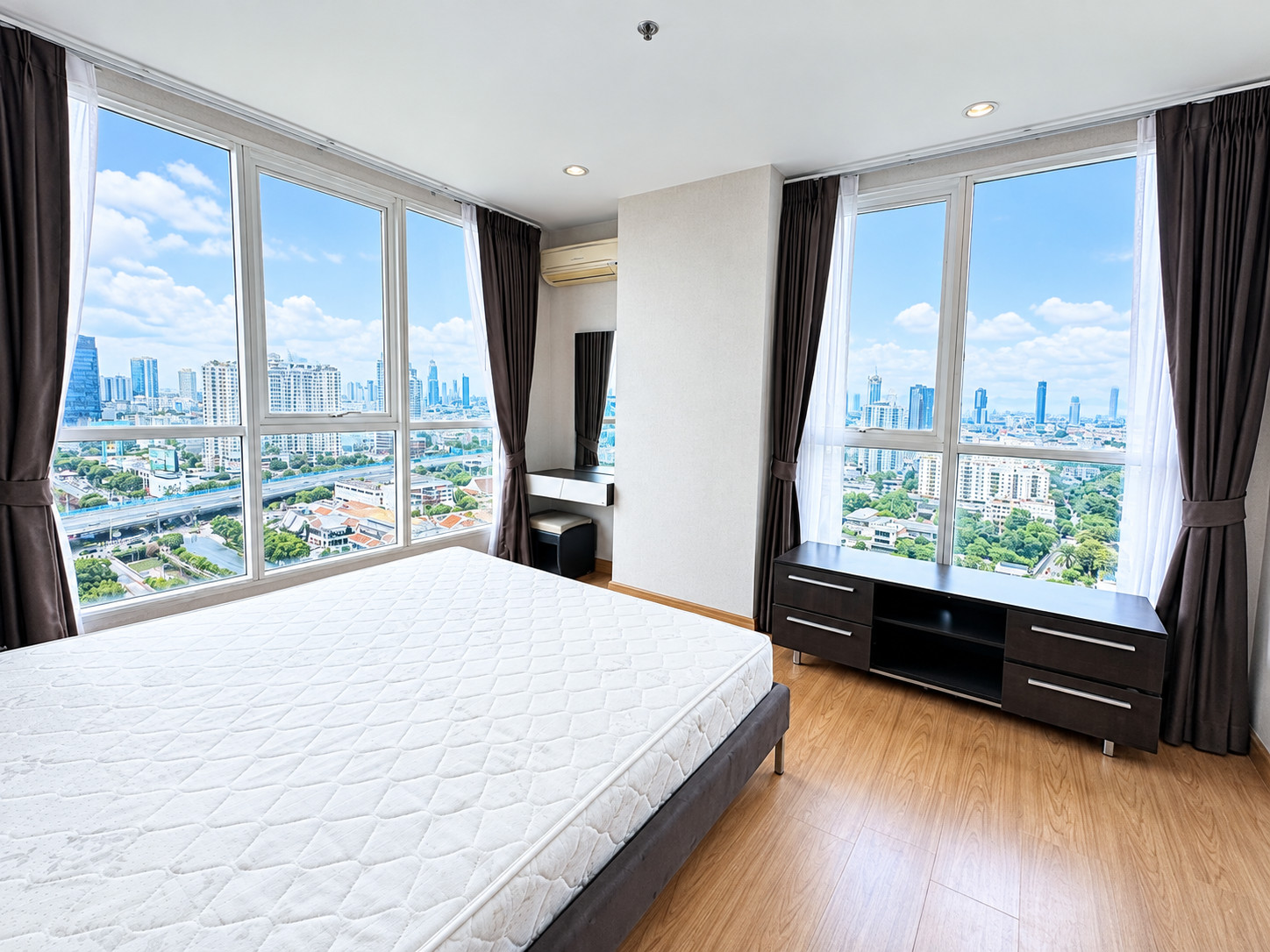 ว่างพร้อมอยู่ : The Complete Narathiwat Condo ห้องใหญ่ 2 นอน 2 น้ำ 2 จอด ว่างพร้อมอยู่ : The Complete Narathiwat Condo ห้องใหญ่ 2 นอน 2 น้ำ 2 จอด