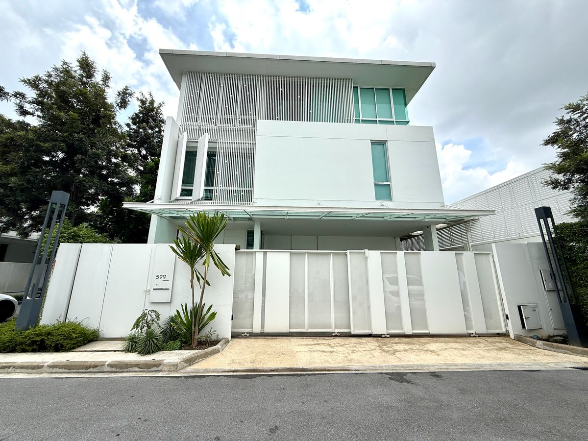 Vive Ekkamai-Ramintra: (Yothinpattana 3) 70 sqwah 371 sqm. 4bed 5bath + maid 60,000,000 Am: 0656199198