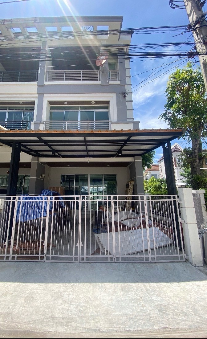 House for rent, Klang Muang, Sathorn, Taksin, near BTS Wutthakat, The Mall Tha Phra. House for rent, Klang Muang, Sathorn, Taksin, near BTS Wutthakat, The Mall Tha Phra.