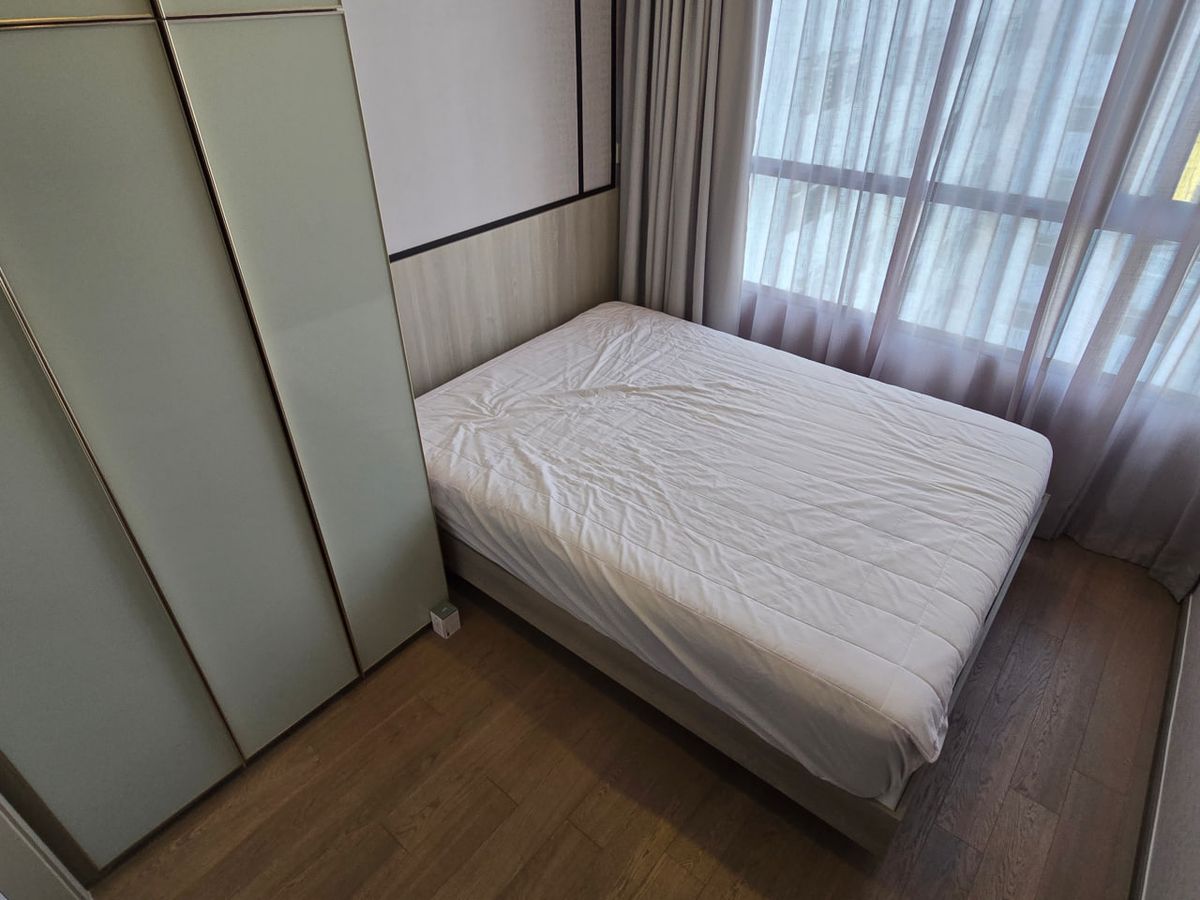 Park Origin Phayathai【𝐑𝐄𝐍𝐓】🔥Warm, minimalist tones, built-in cabinets throughout the walls, neat storage, and an airy, comfortable room.🔥  Contact Line ID: @hacondo
