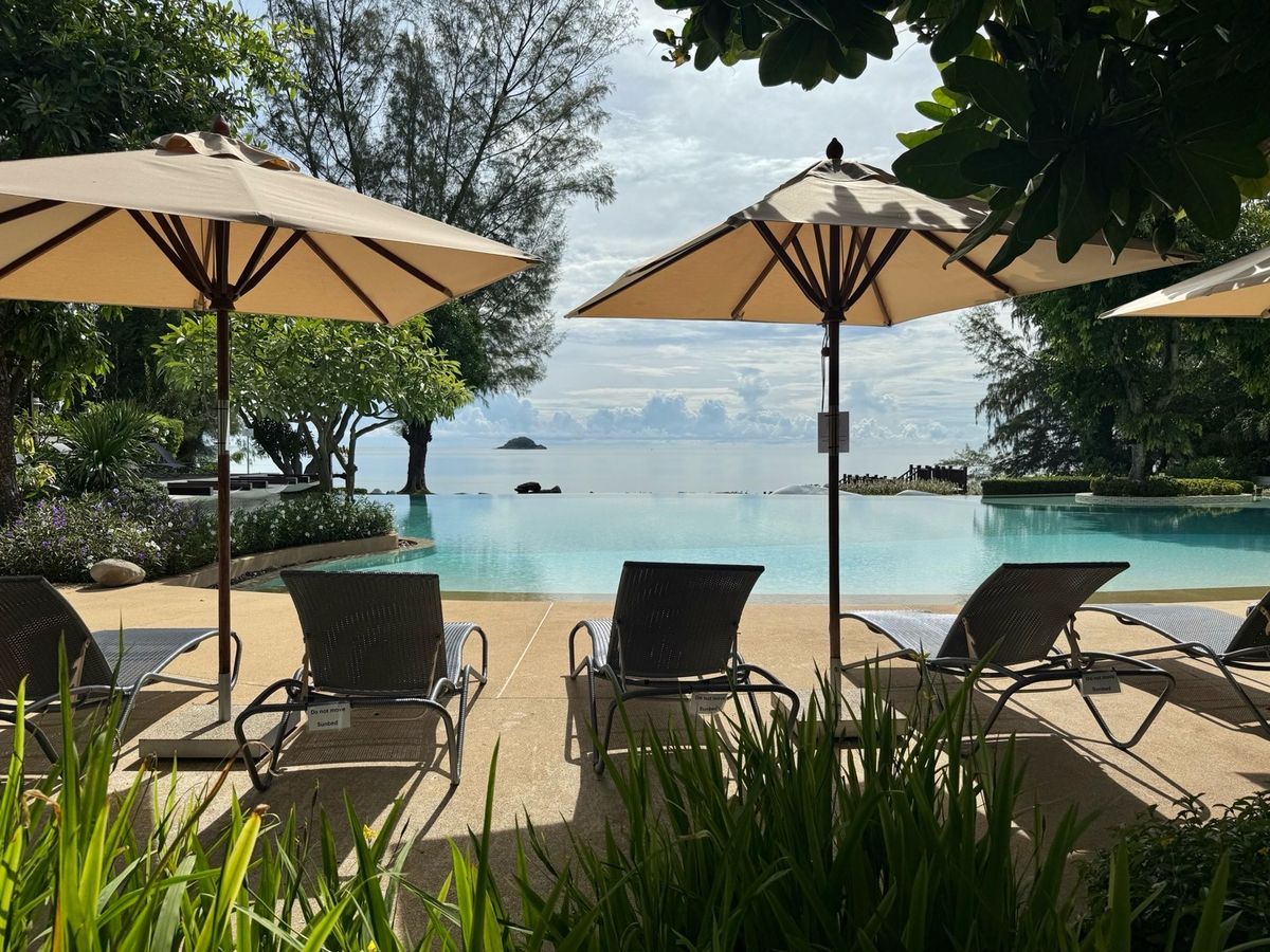 Selling condo beach, Hua Hin, corner room, BEACHFRONT CONDO for SALE BAAN NUB KLUEN