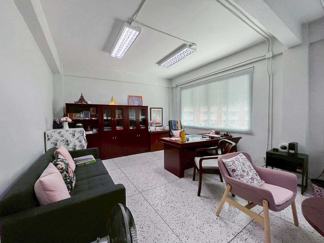 Commercial building for sale, 4 shophouses, 57.30 sq m, near the MRT Yellow Line Commercial building for sale, 4 shophouses, 57.30 sq m, near the MRT Yellow Line