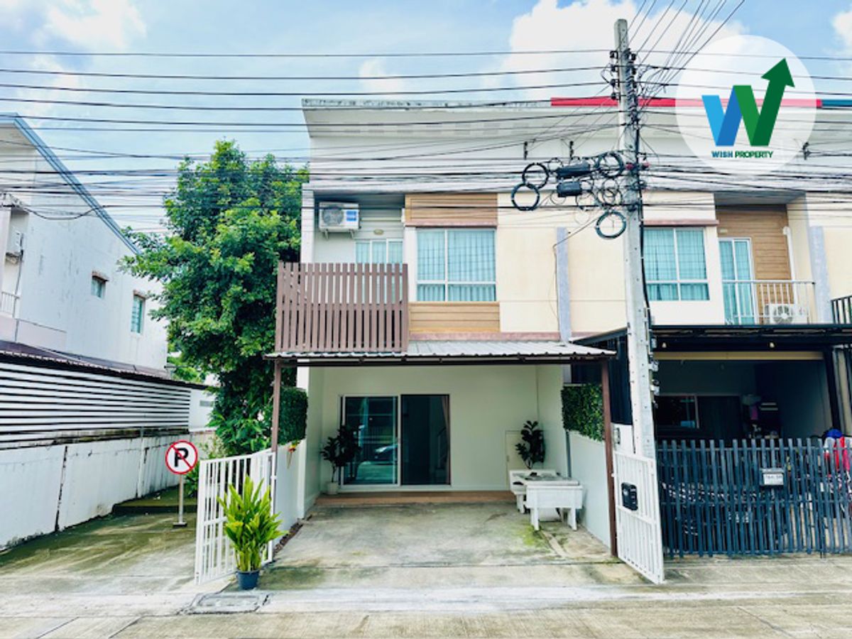 Townhouse for sale near Village Light Light, Phatthanakan On Nut 39, after the new parking lot, new renovated, ready to be near Ekkamai Thonglor. Townhouse for sale near Village Light Light, Phatthanakan On Nut 39, after the new parking lot, new renovated, ready to be near Ekkamai Thonglor.