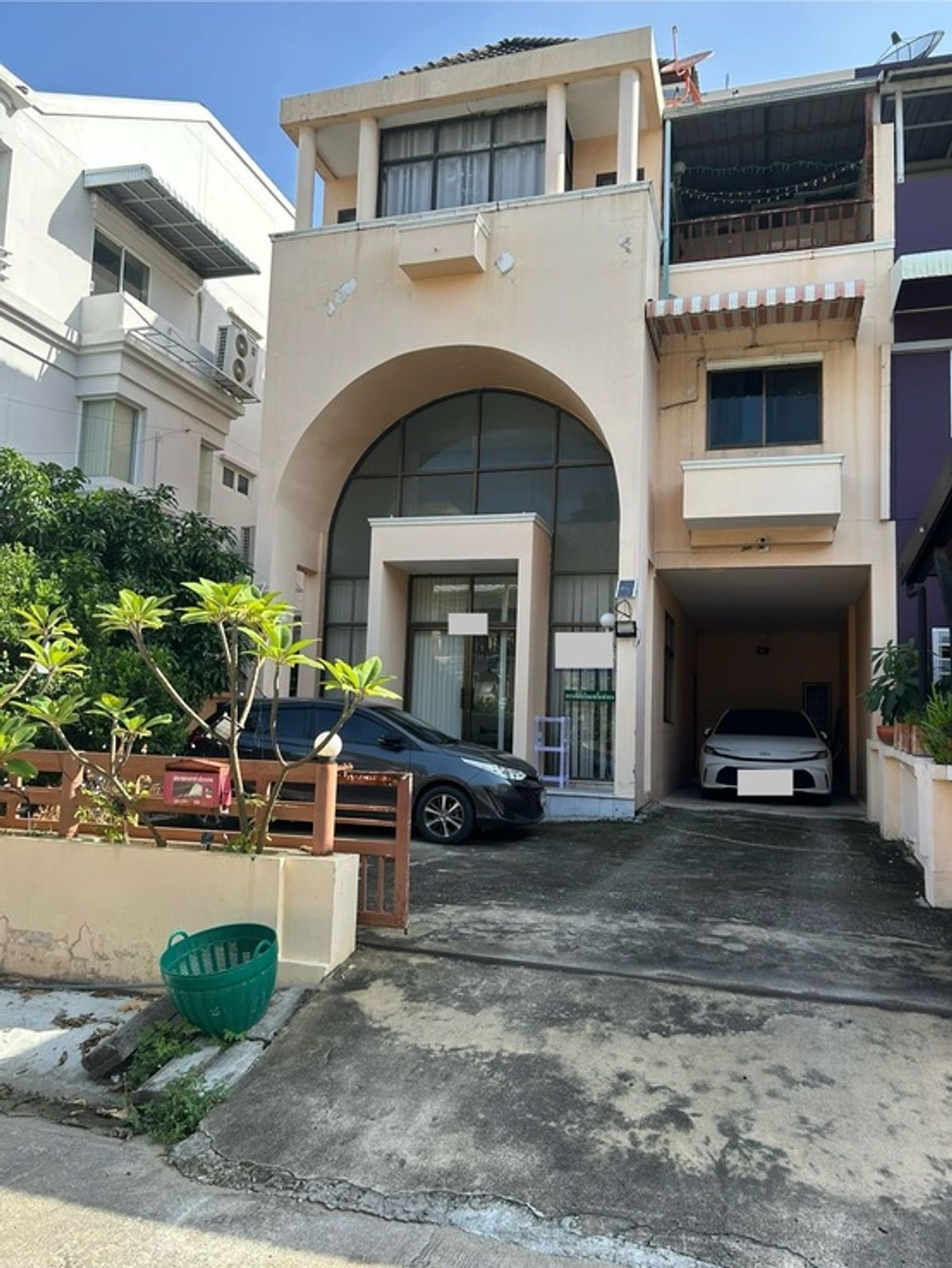 Spacious home with a versatile layout — ideal for both living and home office use 🛏 3 bedrooms (fully built-in wardrobes) 🛋 3 multi-purpose rooms — perfect as a home office, guest room, or lounge 🚿 2 bathrooms 📦 1 storage room 🌿 Garden area with ope Spacious home with a versatile layout — ideal for both living and home office use 🛏 3 bedrooms (fully built-in wardrobes) 🛋 3 multi-purpose rooms — perfect as a home office, guest room, or lounge 🚿 2 bathrooms 📦 1 storage room 🌿 Garden area with ope