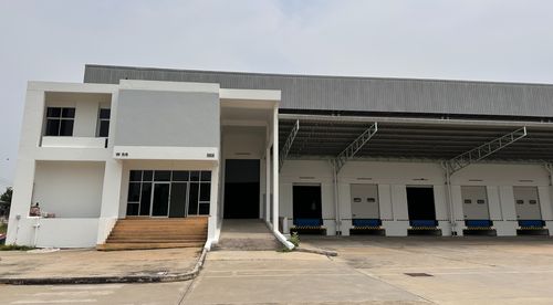 ปล่อยเช่า 📦 โกดัง + ออฟฟิศ 🟪 ผังม่วง 📐️ พื้นที่ 2,466 ตรม / 3,924 ตรม  ⛳ โครงการอยู่ติดถนนบางนาตราด กม 22
