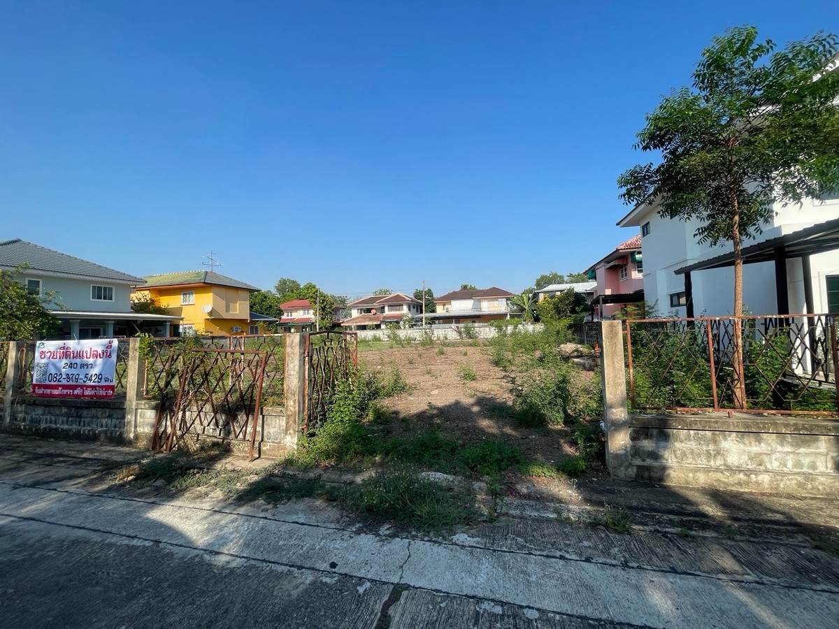 Urgent sale, vacant land already filled in, 240 sq m, large, beautiful plot in Phaisan Parkville Village, Nimitmai Road, Soi Wat Sukjai 13, large land is hard to find in the village, plus a good location, buy today and build a house.