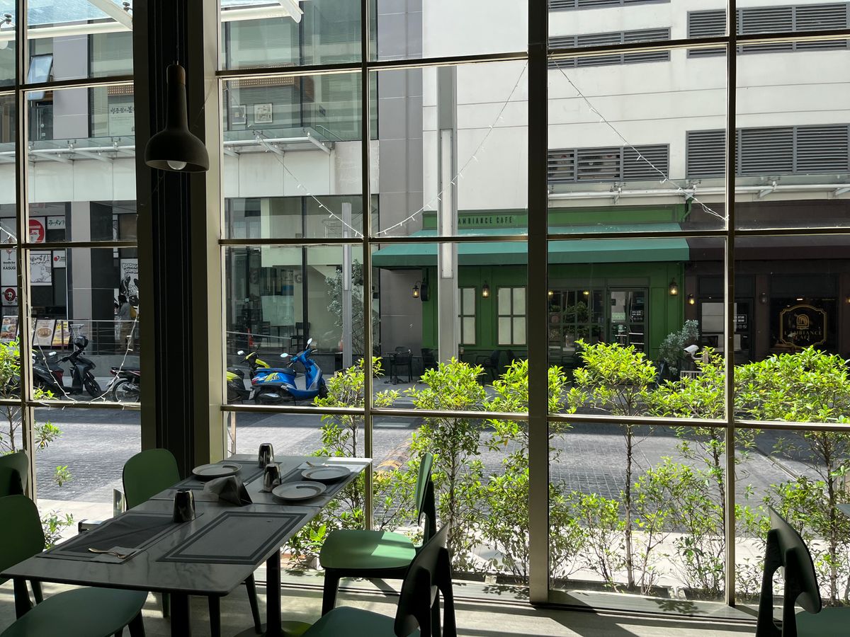 พื้นที่ร้านอาหารตกแต่งแล้วพร้อมเฟอร์นิเจอร์และอุปกรณ์ มีห้องน้ำในตัว และที่จอดรถ – รูปที่ 2