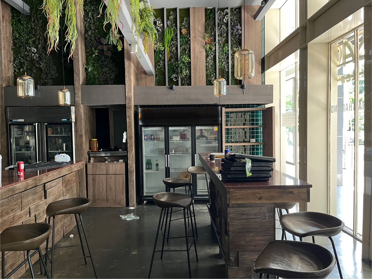 พื้นที่ร้านอาหารตกแต่งแล้วพร้อมเฟอร์นิเจอร์และอุปกรณ์ มีห้องน้ำในตัว และที่จอดรถ – รูปที่ 4