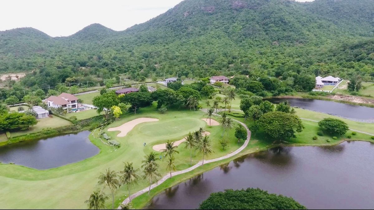 Correct condo for sale in the Palm Hills Palm Crescent Huahin golf course. Free golf course members.
