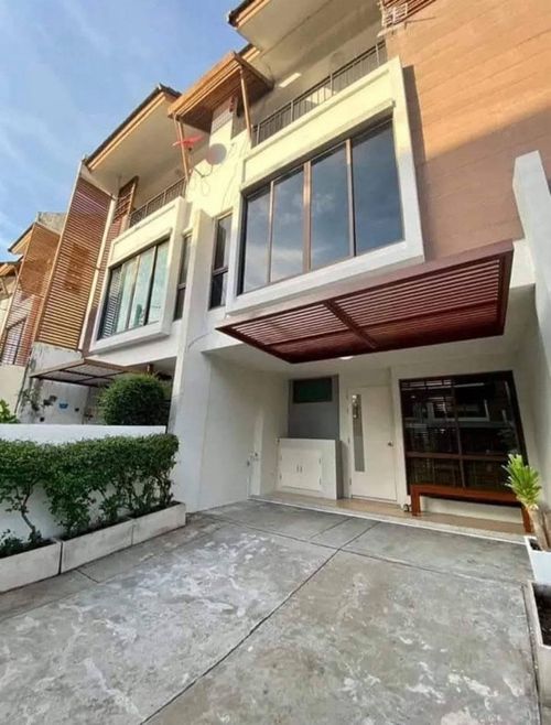 📢👇3-Storey Townhome in Prime Location, Easy Access near Sukhumvit 62 Expressway and multiple entry routes (On Nut 30 &amp; 24)