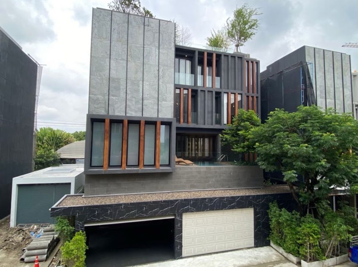 บ้านเดี่ยว Ultra Luxury ศรีนครินทร์ 5 ห้องนอน พร้อมสระว่ายน้ำและลิฟต์ส่วนตัว ใกล้ Paradise Park และ Berkeley International School บ้านเดี่ยว Ultra Luxury ศรีนครินทร์ 5 ห้องนอน พร้อมสระว่ายน้ำและลิฟต์ส่วนตัว ใกล้ Paradise Park และ Berkeley International School