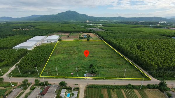 Long-term rental, Bo Thong District, 27-2-37 rai, very beautiful square.  Width of the public road 177 meters, 246 meters deep, just 1 hour to Laem Chabang Port, Chon Buri