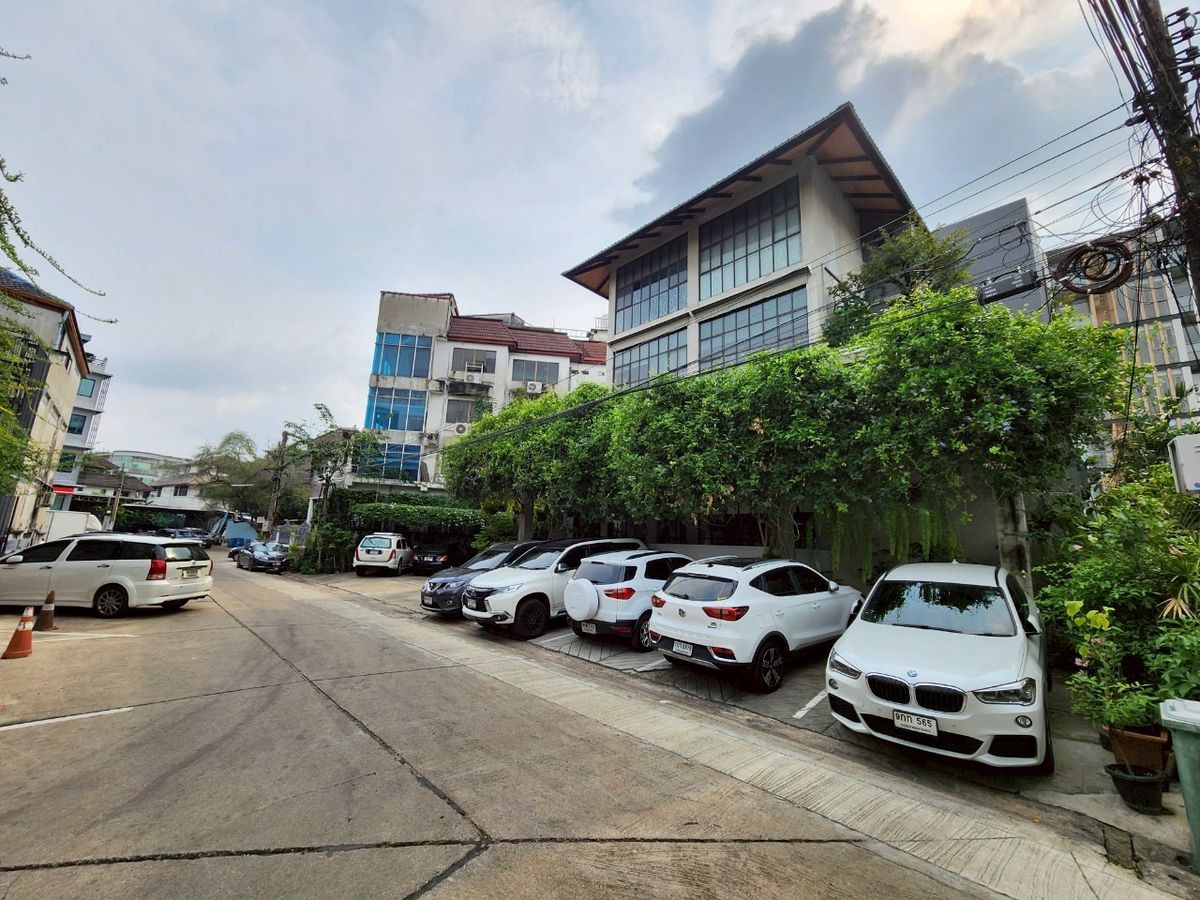 ขายด่วน! อาคารสำนักงาน 4 ชั้น ทำเลทองใจกลางทาวน์อินทาวน์ ซอย 5 เนื้อที่ 131.4 ตร.ว. พื้นที่ใช้สอยอลังการกว่า 1,600 ตร.ม. ตกแต่งสวยพร้อมใช้งาน สไตล์ Modern Loft ที่จอดรถเยอะหายากในย่านนี้ เหมาะสำหรับ Production House หรือ Agency เพียง 45 ล้านบาท! – รูปที่ 3