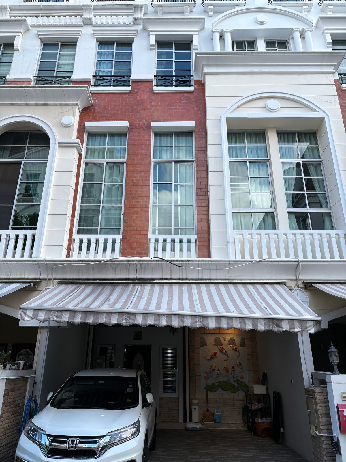 🏡 ขาย/เช่า ทาวน์โฮม 4 ชั้น หมู่บ้านกลางกรุง สาทร–นราธิวาส ✨ ทำเลใจกลางเมือง เดินทางสะดวก รถไม่ติด ทำเลที่หายากขึ้นเรื่อย ๆ – รูปที่ 2