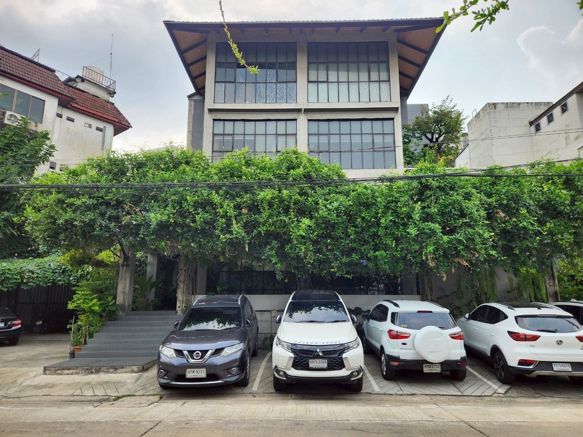 ขายด่วน! อาคารสำนักงาน 4 ชั้น ทำเลทองใจกลางทาวน์อินทาวน์ ซอย 5 เนื้อที่ 131.4 ตร.ว. พื้นที่ใช้สอยอลังการกว่า 1,600 ตร.ม. ตกแต่งสวยพร้อมใช้งาน สไตล์ Modern Loft ที่จอดรถเยอะหายากในย่านนี้ เหมาะสำหรับ Production House หรือ Agency เพียง 45 ล้านบาท! – รูปที่ 2