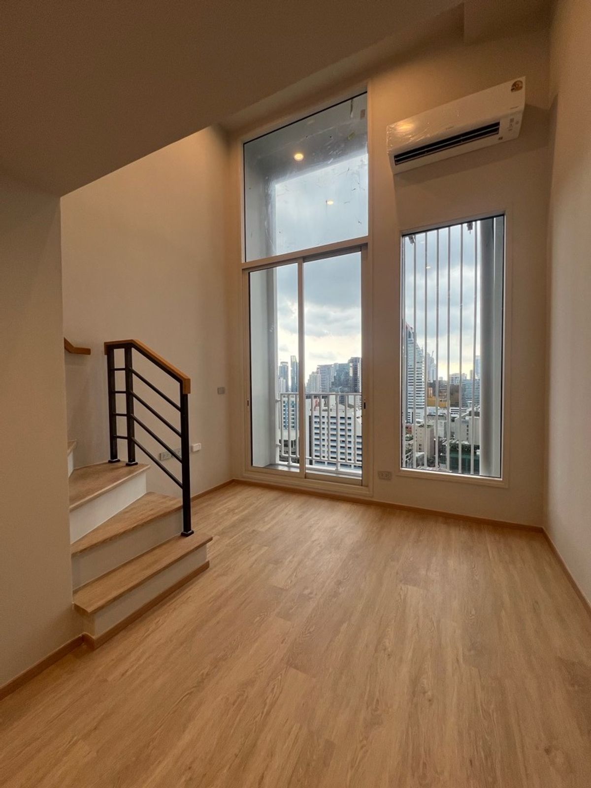 Urgent, the  hurried to sell The price is lower than the contract page of 2 hundred thousand | 1 bedroom Culture Chula, high floor, beautiful view, one room, call 062-339-3663.