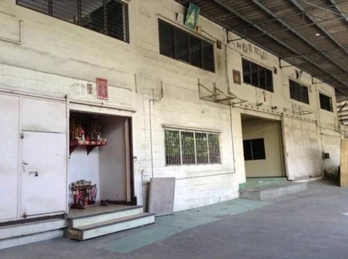Old factory for sale in the area of 1 rai than Suksawat 30, urgent 40 million. Old factory for sale in the area of 1 rai than Suksawat 30, urgent 40 million.