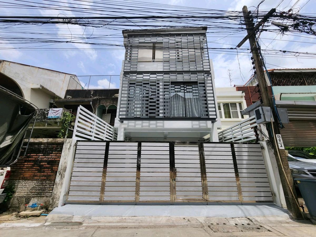 Newly renovated Townhome ใกล้สถานีรถไฟฟ้า BTS บางจากเดิน 5 นาทีเท่านั้น 🔥 Newly renovated Townhome ใกล้สถานีรถไฟฟ้า BTS บางจากเดิน 5 นาทีเท่านั้น 🔥