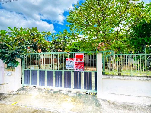 Selling cheap house, one-story, 106 sq.w., Sirisa 11, next to the road by Pass, Bangkok-Pattaya, Tor 7, Motor, Takhian Liao