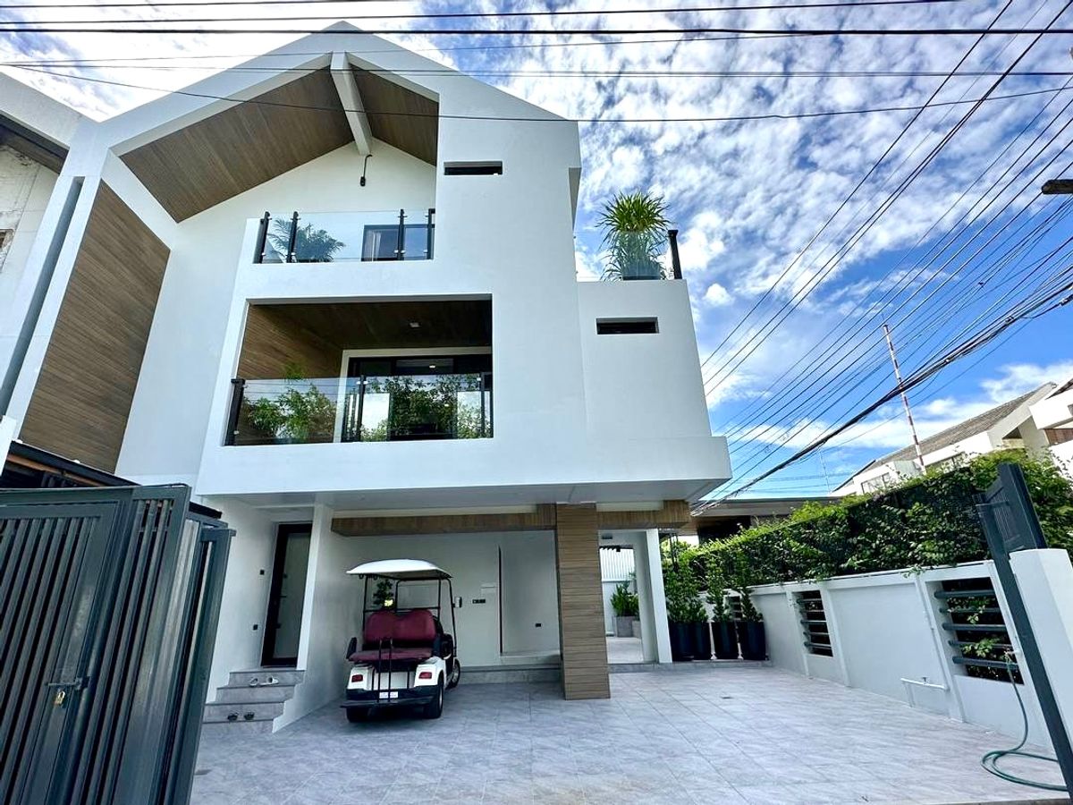Twin House in Panya Village Pattanakarn 30: 60SQWAH 450SQM. 3storey 5bed 5bath 190,000/mth. AM: 0656199198