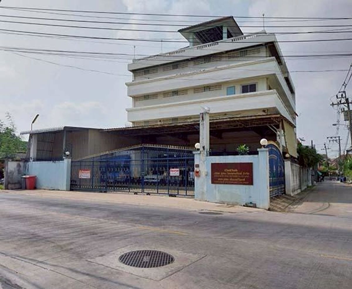 BT105.1 Room for rent and allocated space outside the building, Soi Ramintra 5.