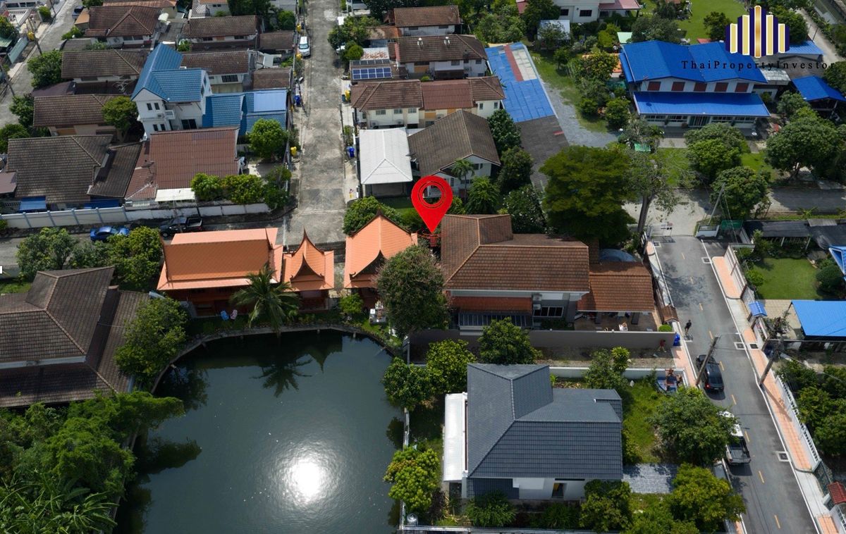 Rare Property Opportunity! modern 2-storey detached home together with a traditional 2-storey Thai teakwood house, land 214 sq.wa. Total area 398 sq.m Rare Property Opportunity! modern 2-storey detached home together with a traditional 2-storey Thai teakwood house, land 214 sq.wa. Total area 398 sq.m