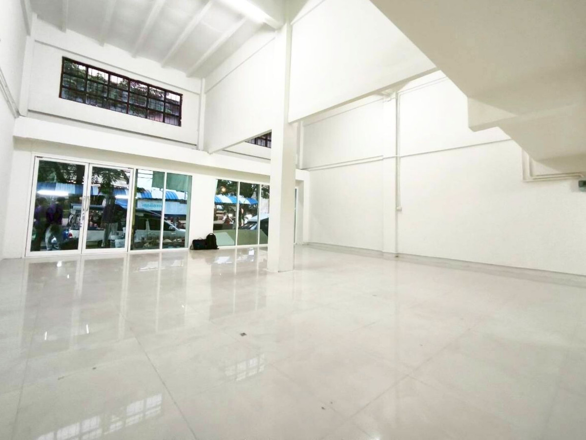 Rent a commercial building Thaninthorn Village, 2 booths, 3 -story, half -floor, Don Mueang area, good location on the main road, Vibhavadi Rangsit 35 Rent a commercial building Thaninthorn Village, 2 booths, 3 -story, half -floor, Don Mueang area, good location on the main road, Vibhavadi Rangsit 35