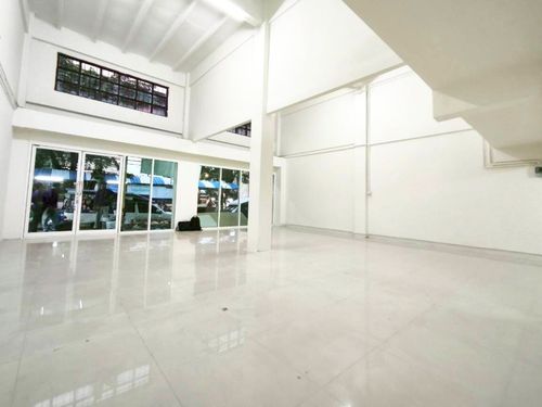 Rent a commercial building Thaninthorn Village, 2 booths, 3 -story, half -floor, Don Mueang area, good location on the main road, Vibhavadi Rangsit 35