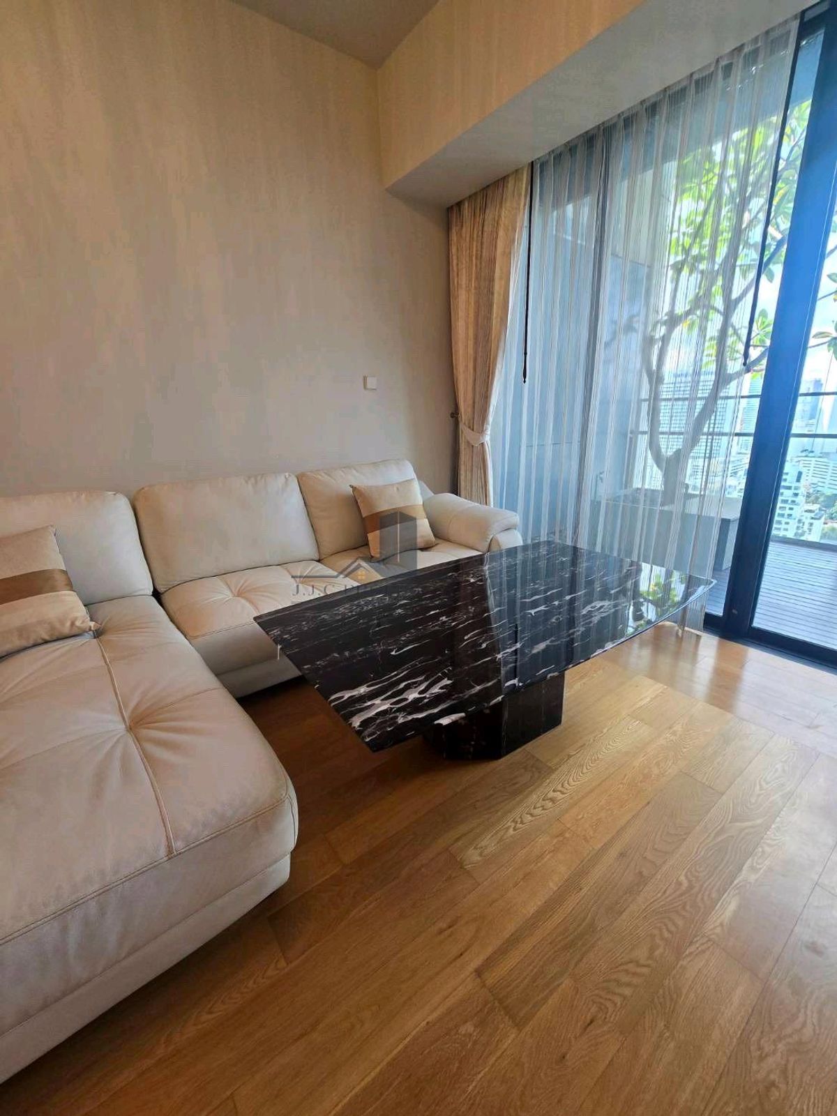 The Met Sathorn 💕Good locationNear MRT Lumpini and BTS Chong Nonsi only 600 m. The Met Sathorn 💕Good locationNear MRT Lumpini and BTS Chong Nonsi only 600 m.