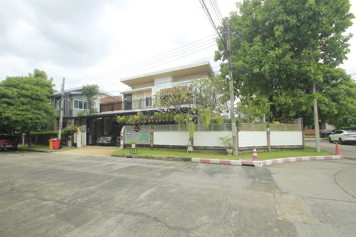 House for sale in Kazaul Sukhumvit 103 Chalermprakiet Ror. 9 Soi 22 Big house, decorated with additions Outstanding location after the corner opposite the garden The first page of the project 71.7 Wah is convenient to travel near the mall. House for sale in Kazaul Sukhumvit 103 Chalermprakiet Ror. 9 Soi 22 Big house, decorated with additions Outstanding location after the corner opposite the garden The first page of the project 71.7 Wah is convenient to travel near the mall.