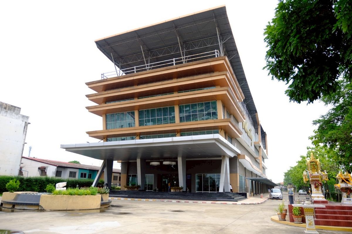 ขายอาคารสำนักงาน 5 ชั้น  พร้อมที่ดินเนื้อที่ 6 ไร่ ทำเลดีติดถนน บางบัวทอง 