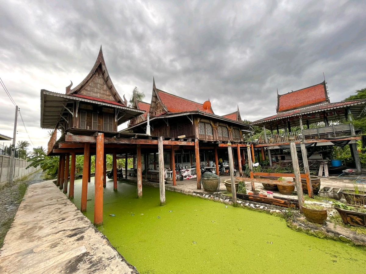 Land for sale with Thai houses Along the Tha Chin River, Krathum Baen District, almost 3 rai. Sold 25.5 million baht (negotiable) Land for sale with Thai houses Along the Tha Chin River, Krathum Baen District, almost 3 rai. Sold 25.5 million baht (negotiable)
