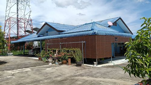 Single house, no one attached to the back of the house!!! There is a maids room separated from the house. Increase privacy. Single house for sale, area 264.7 sq m., good location near Lat Lum Kaeo Road, Pathum Thani - Bang Len Road.