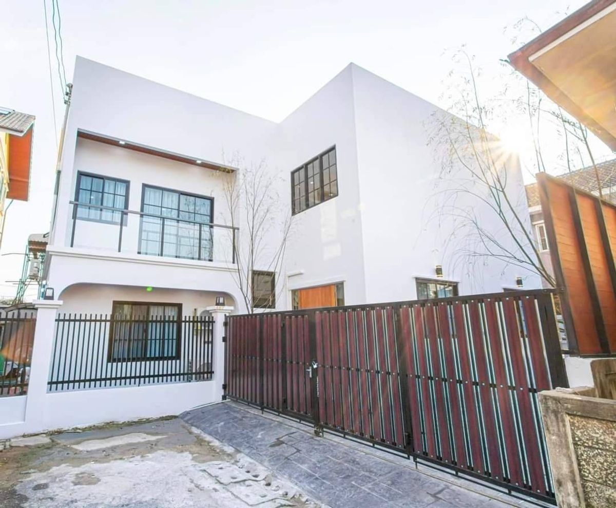 Luxurious house for rent in Huai Khwang area Suitable for business people Baan Busara Camples, Wippawadee 20, Intersection 18 Chatuchak (N.1468)