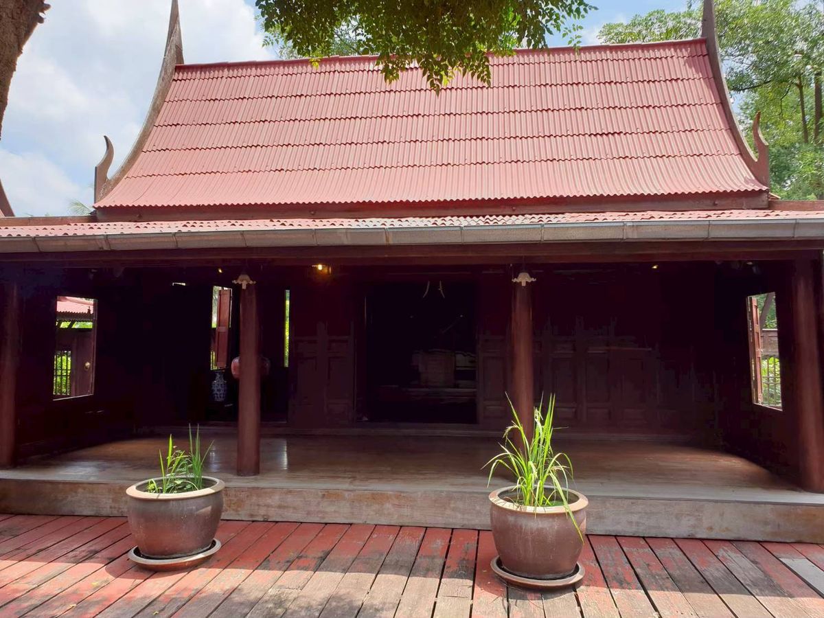 Thai house, large group of teak wood Standard form Resort style decoration