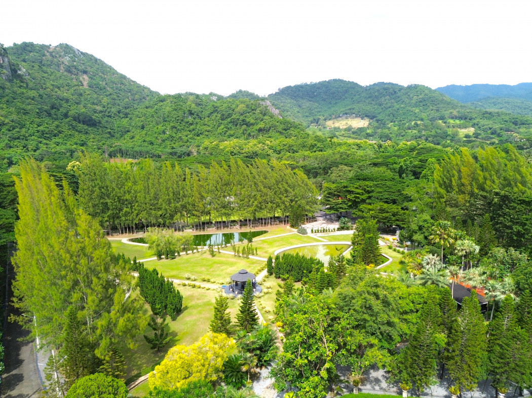 Land for sale with luxury house, Khao Yai, Phaya Yen Subdistrict, Pak Chong, 29 rai, next to a canal, very beautiful mountain view.