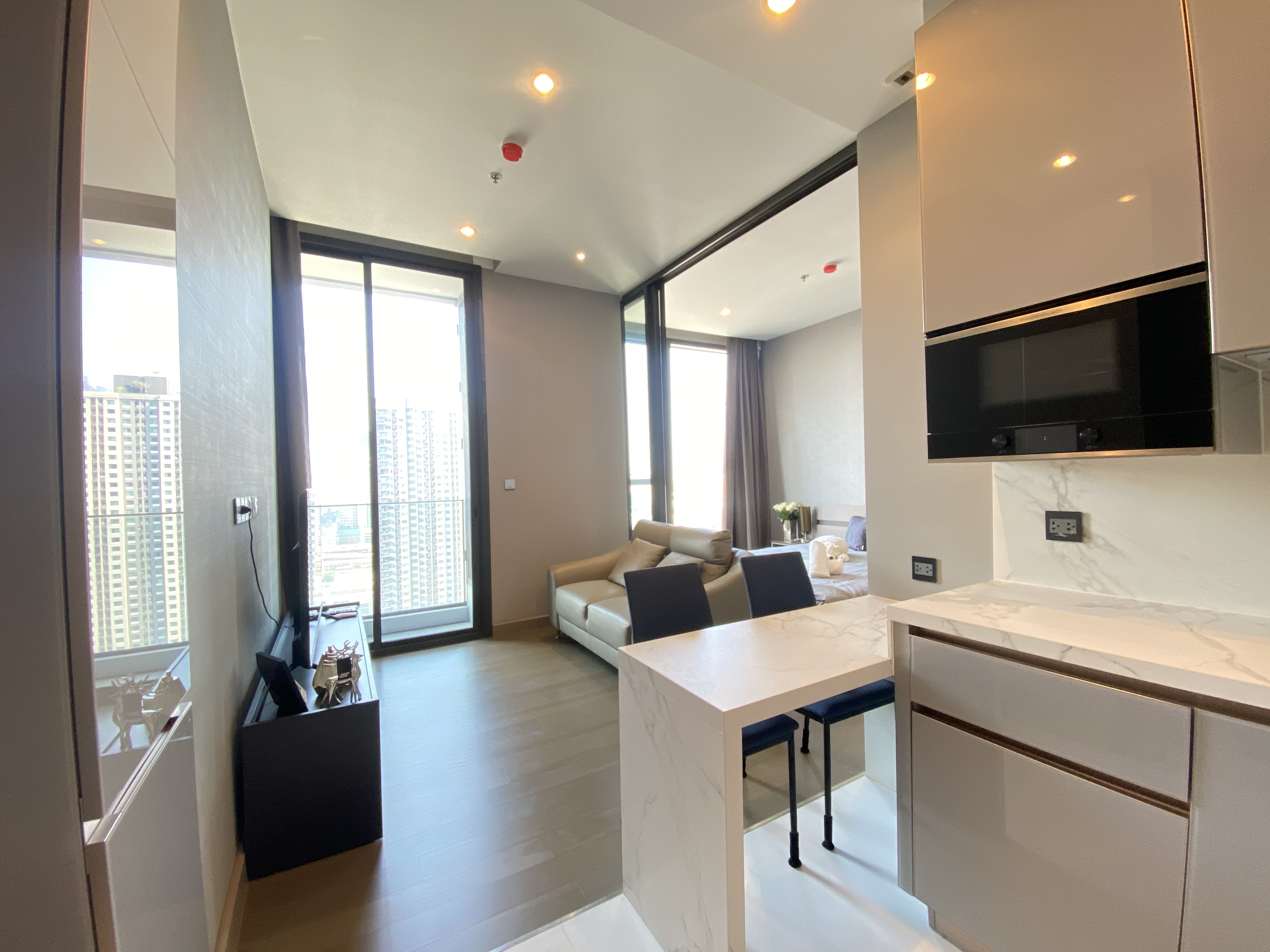 1 bedroom for rent, fully furnished at the most luxurious condo on Phetchaburi-Asoke intersection, near Singha Complex, MRT Phetchaburi, SWU.