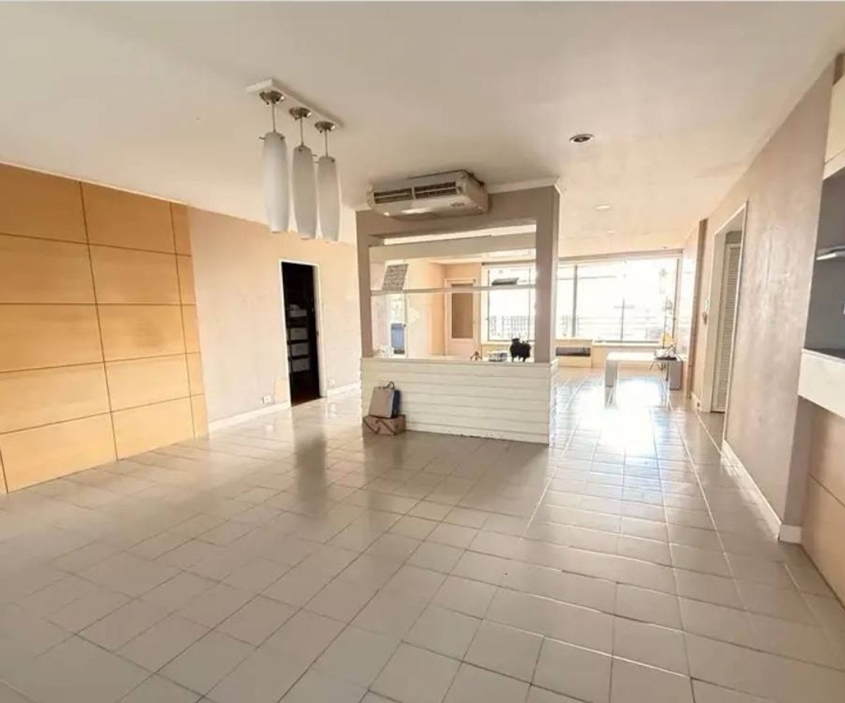 Sell 5 -story office, on Ratchadaphisek Road, only 400 meters away from MRT Huai Khwang. Sell 5 -story office, on Ratchadaphisek Road, only 400 meters away from MRT Huai Khwang.