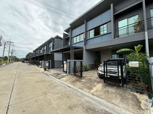 Urgent Sale! Super Affordable Townhome – Ready to Move In!  Siri Place Rangsit, Pathum Thani Beautiful 2-storey townhome in prime location with easy access to expressways and major roads. 